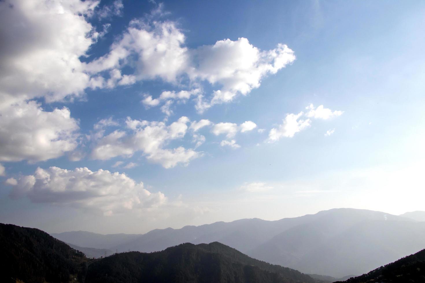 photo panoramique d'un magnifique paysage de nuages contre le ciel bleu