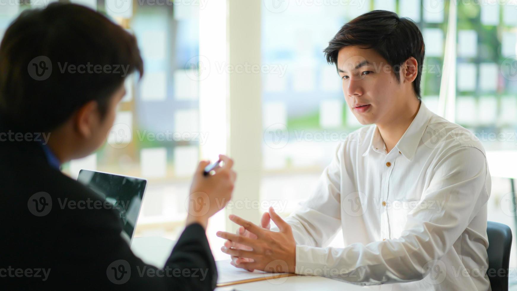 concept de postuler à un emploi, interviewer des demandeurs d'emploi présentant leur curriculum vitae à l'attention des cadres. photo