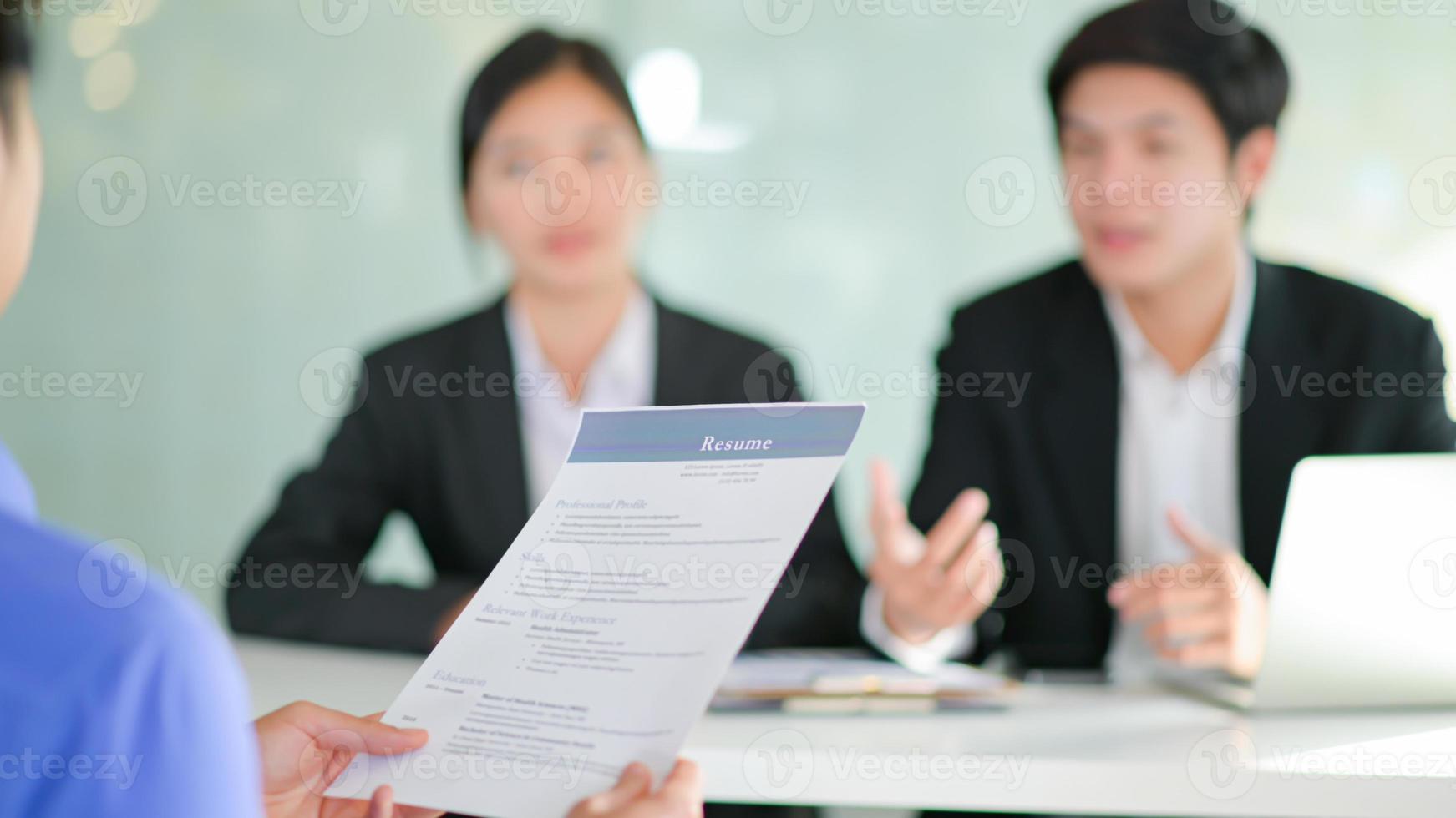 concept de postuler à un emploi, interviewer des demandeurs d'emploi présentant leur curriculum vitae à l'attention des cadres. photo