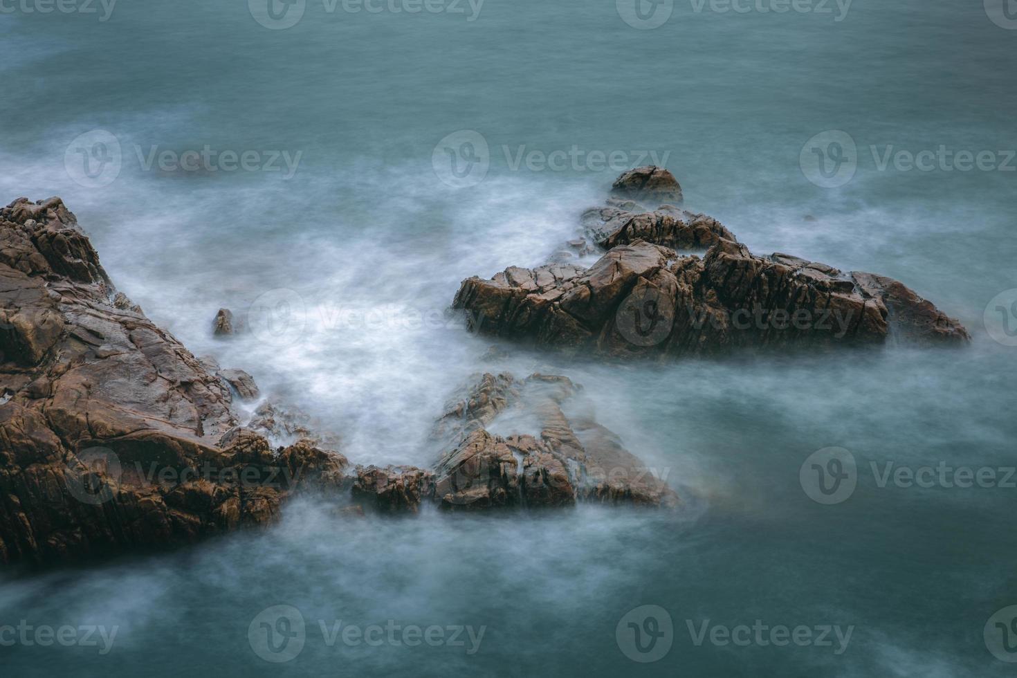 rochers et vagues au bord de la mer photo
