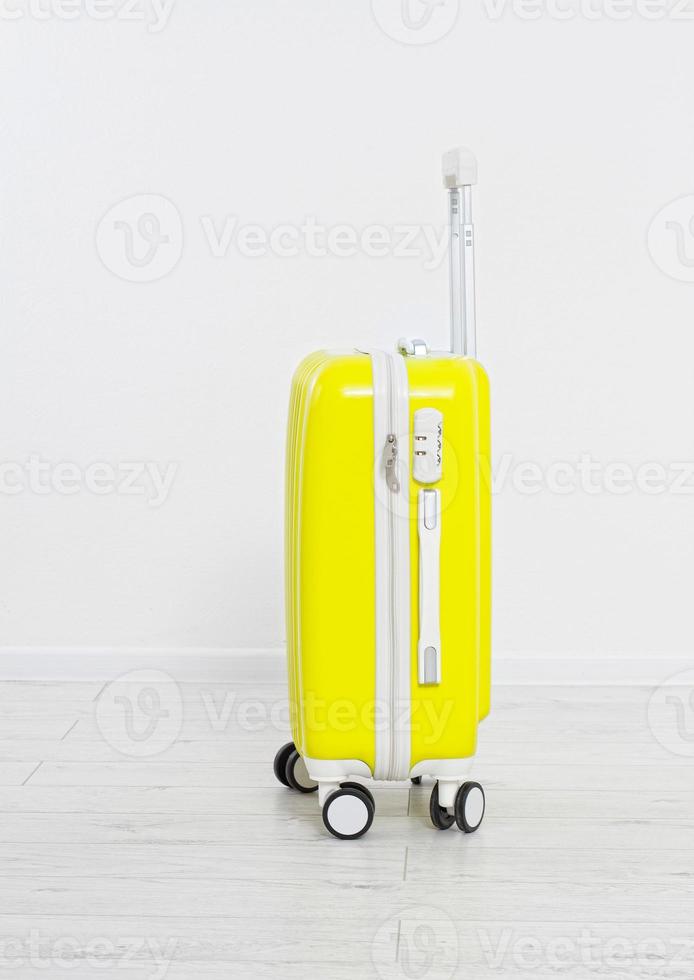 valise isolée sur fond blanc. vacances d'été. valise ou sac de voyage. maquette. espace de copie. modèle. Vide. photo
