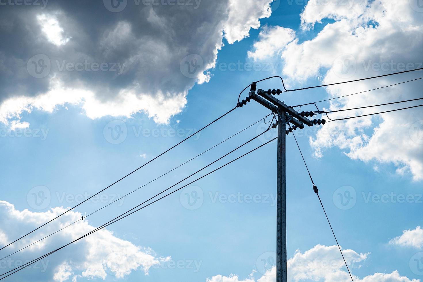 poteau en béton d'électricité et fil à haute tension au fond de ciel photo