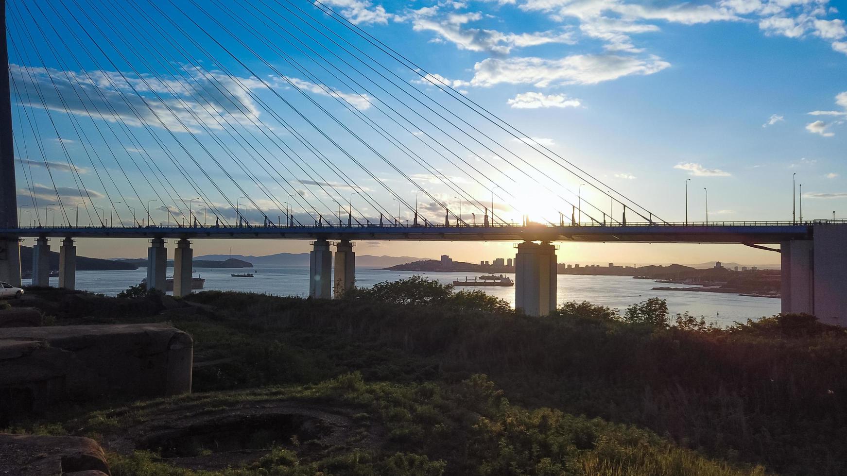 paysage naturel avec vue sur le pont russe et le coucher du soleil. photo