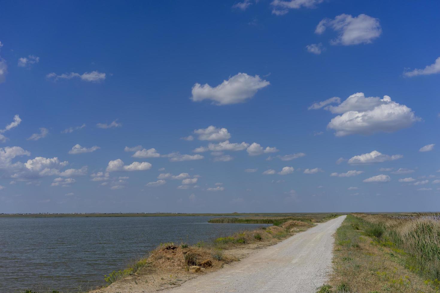 paysage avec une route près du lac sasyk-sivash, crimée. photo