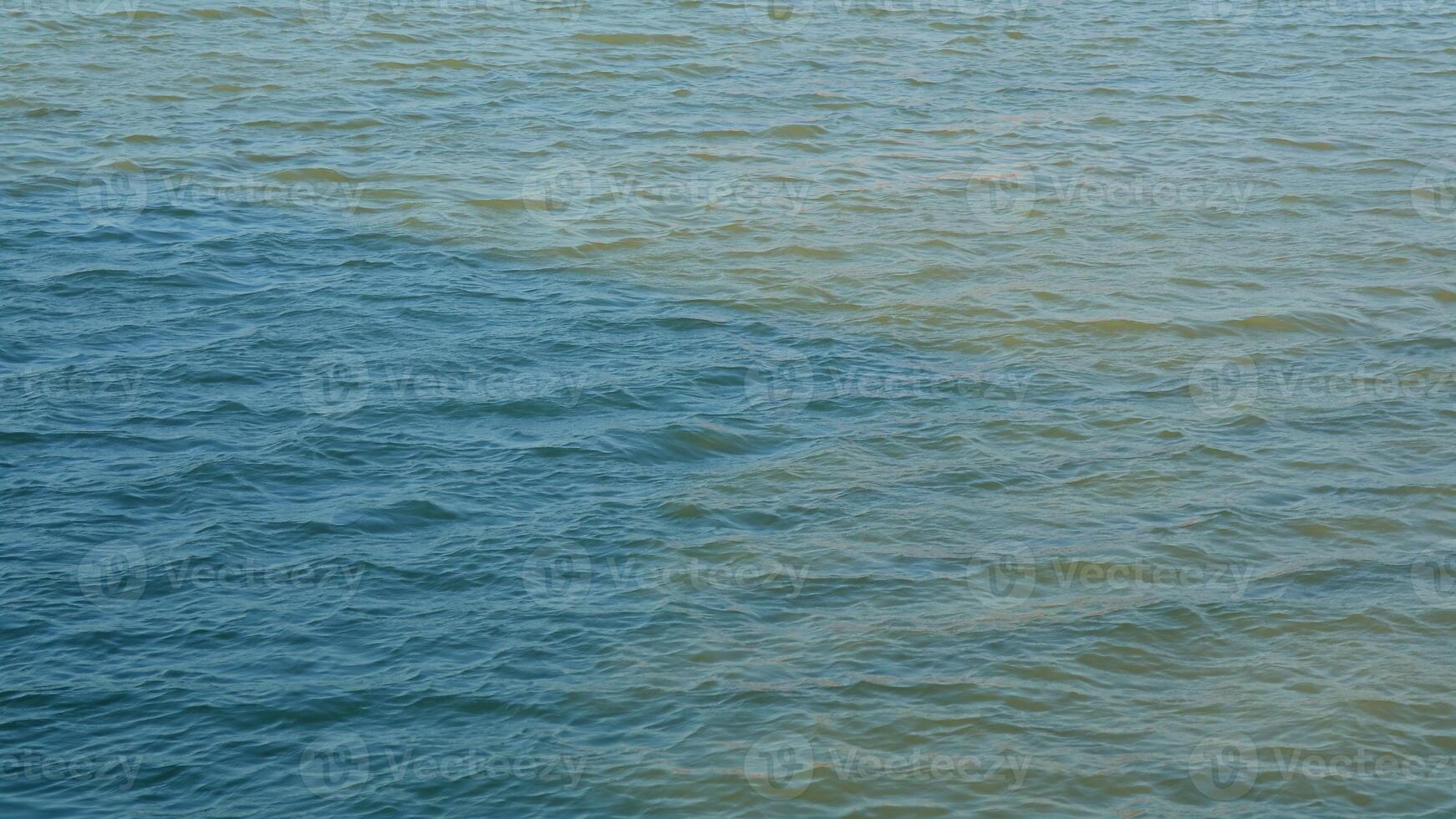 surface de l'eau de la rivière tropicale calme pendant la journée photo