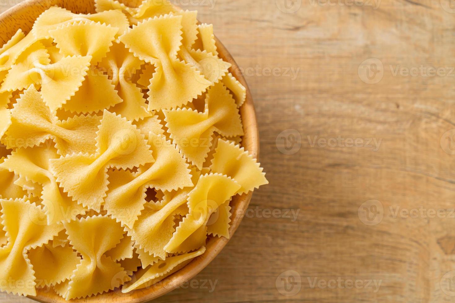 pâtes farfalle non cuites sèches dans un bol photo