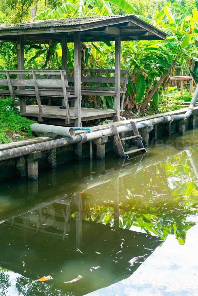 pavillon en bois au bord du canal photo