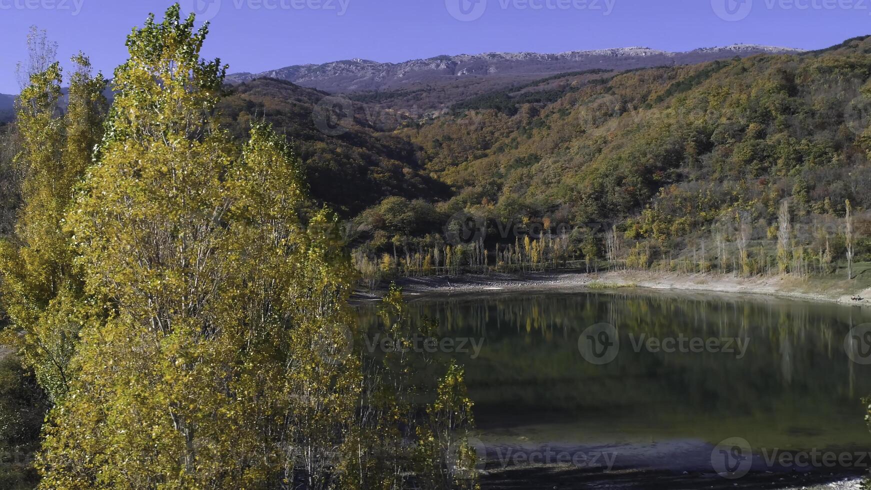 Haut vue de Lac avec l'automne forêt et montagnes. tir. séchage en haut Montagne Lac dans l'automne. pittoresque l'automne Montagne paysage avec coloré Jaune des arbres photo