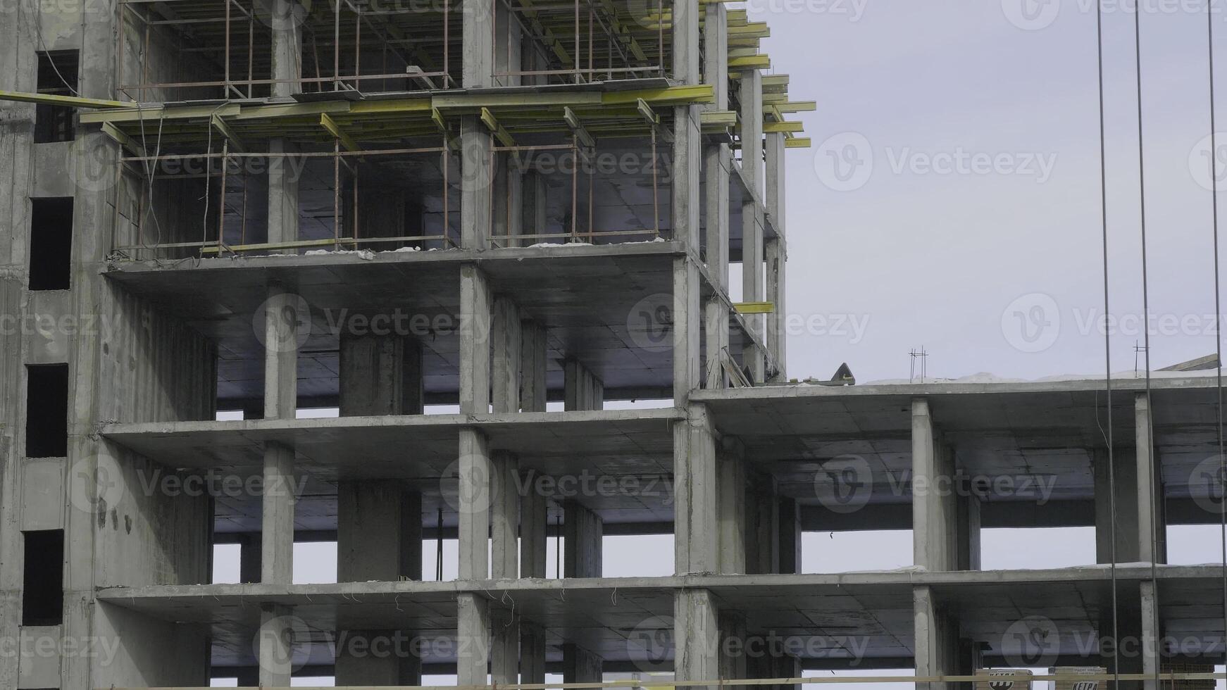 bâtiment construction site travail contre bleu ciel. ouvriers à le construction site de un appartement bâtiment photo