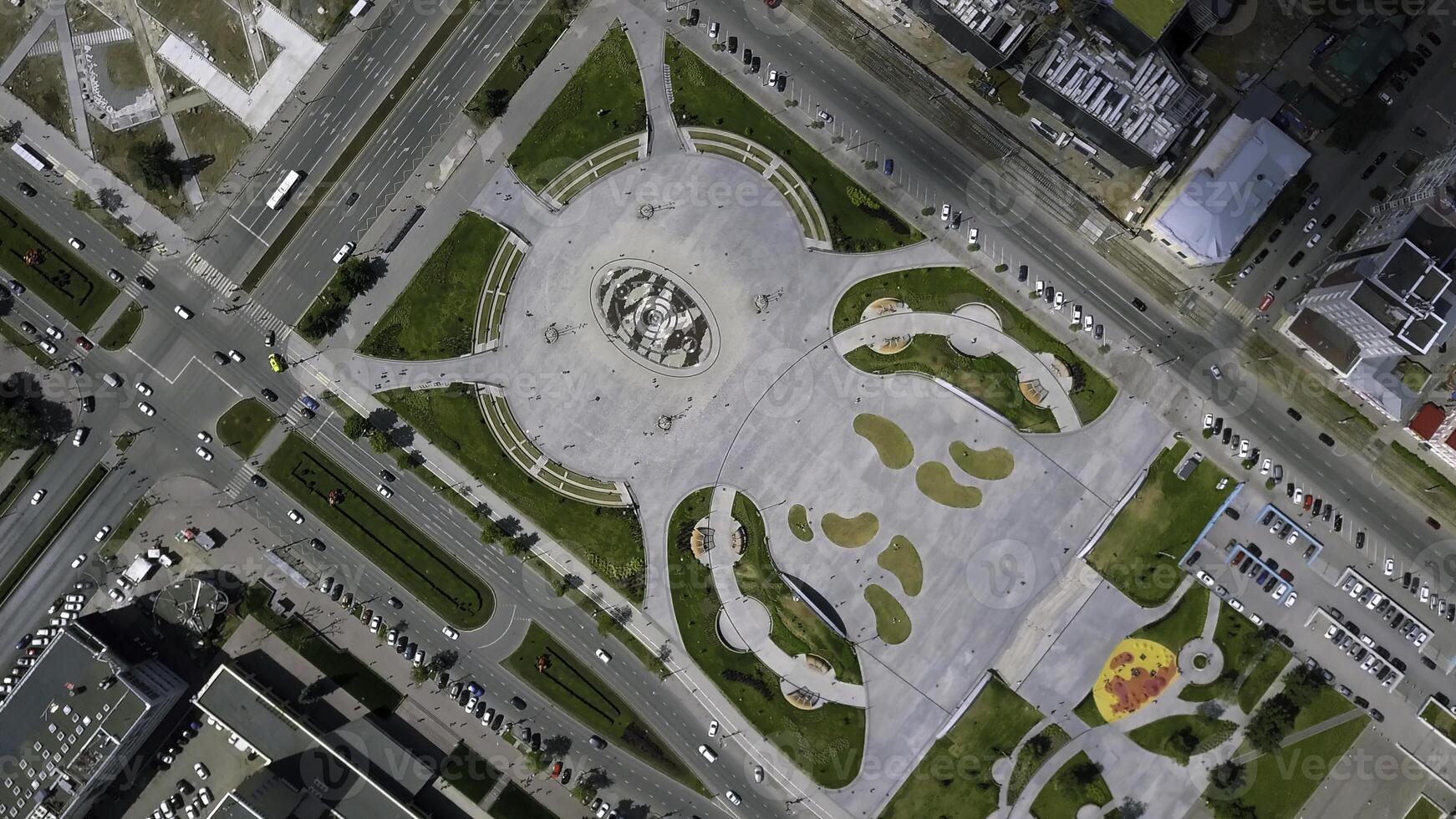 Haut vue de ville carré avec Fontaine dans été. agrafe. moderne conception de Fontaine dans centre de carré dans occupé ville. moderne carré avec gens et Fontaine sur été journée photo