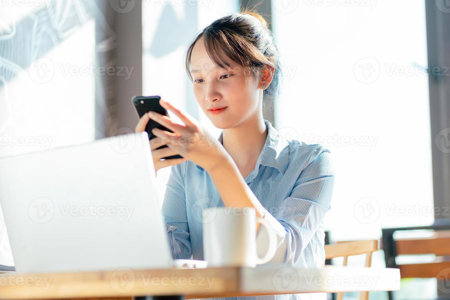 portrait de femme d'affaires asiatique travaillant dans un café photo