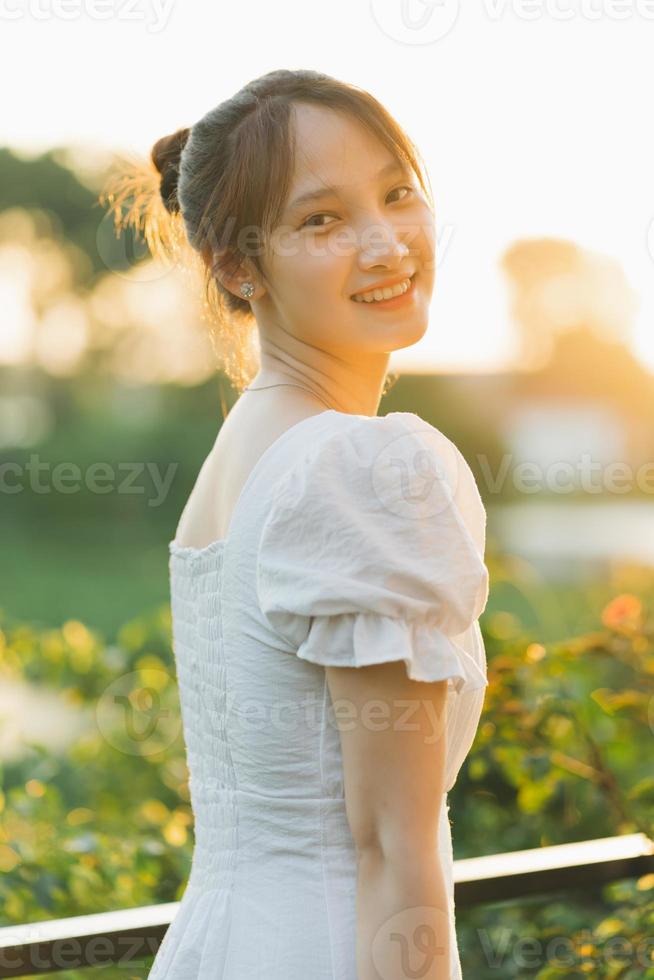 portrait d'une belle jeune fille asiatique au coucher du soleil photo