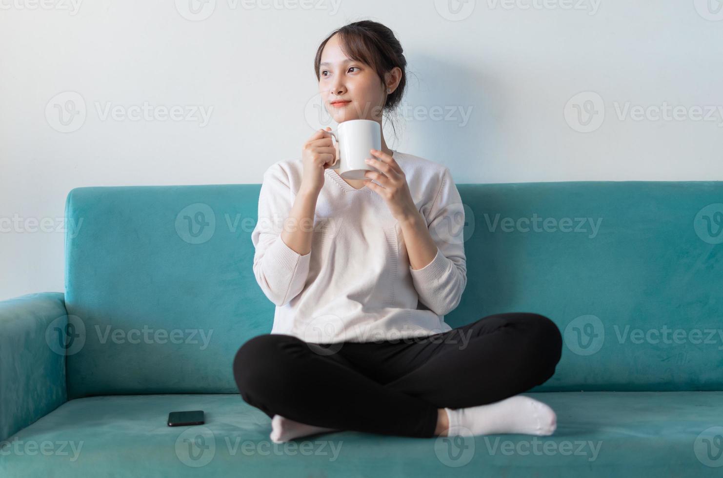 portrait de femme asiatique à la maison, sur un canapé photo