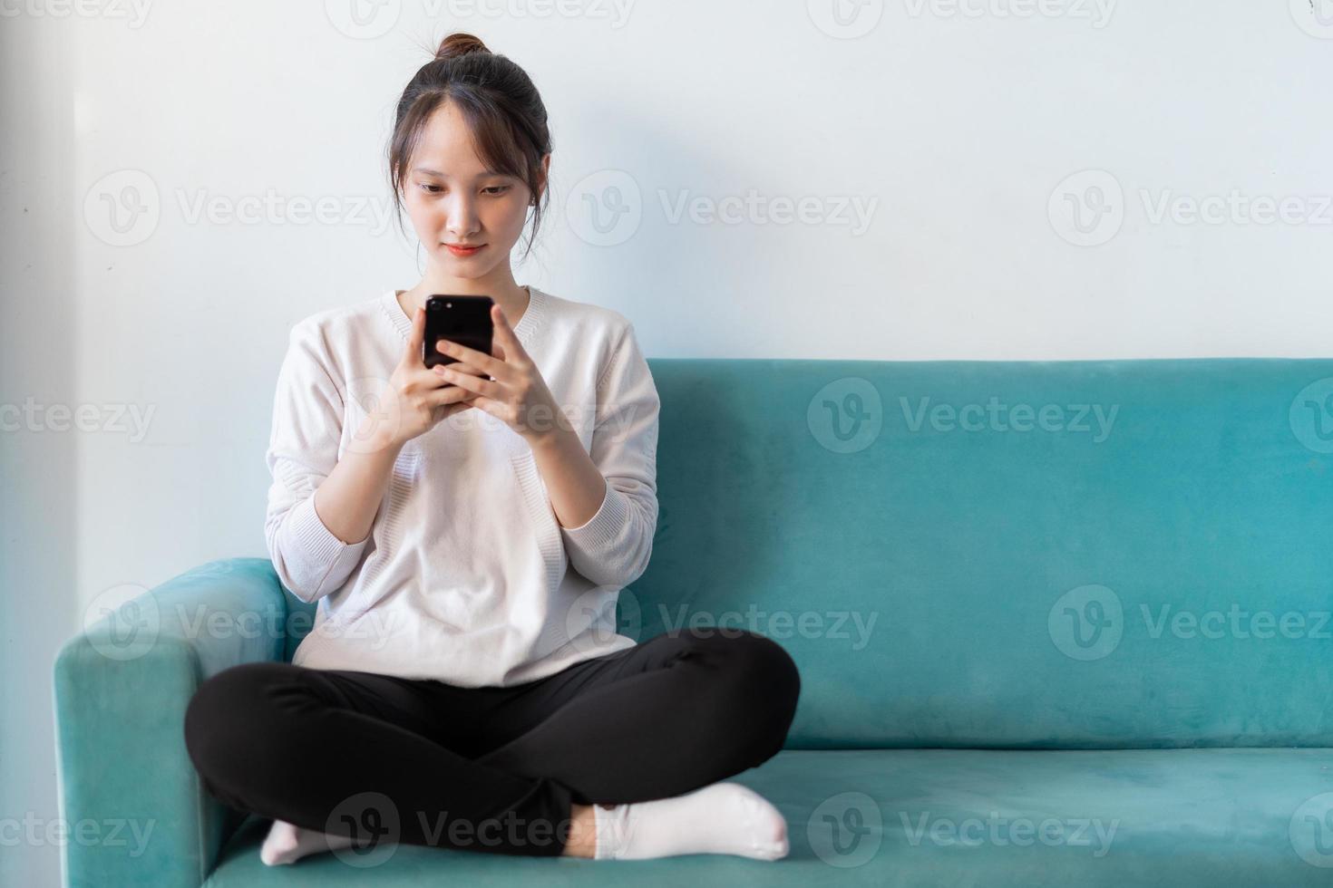 portrait de femme asiatique à la maison, sur un canapé photo