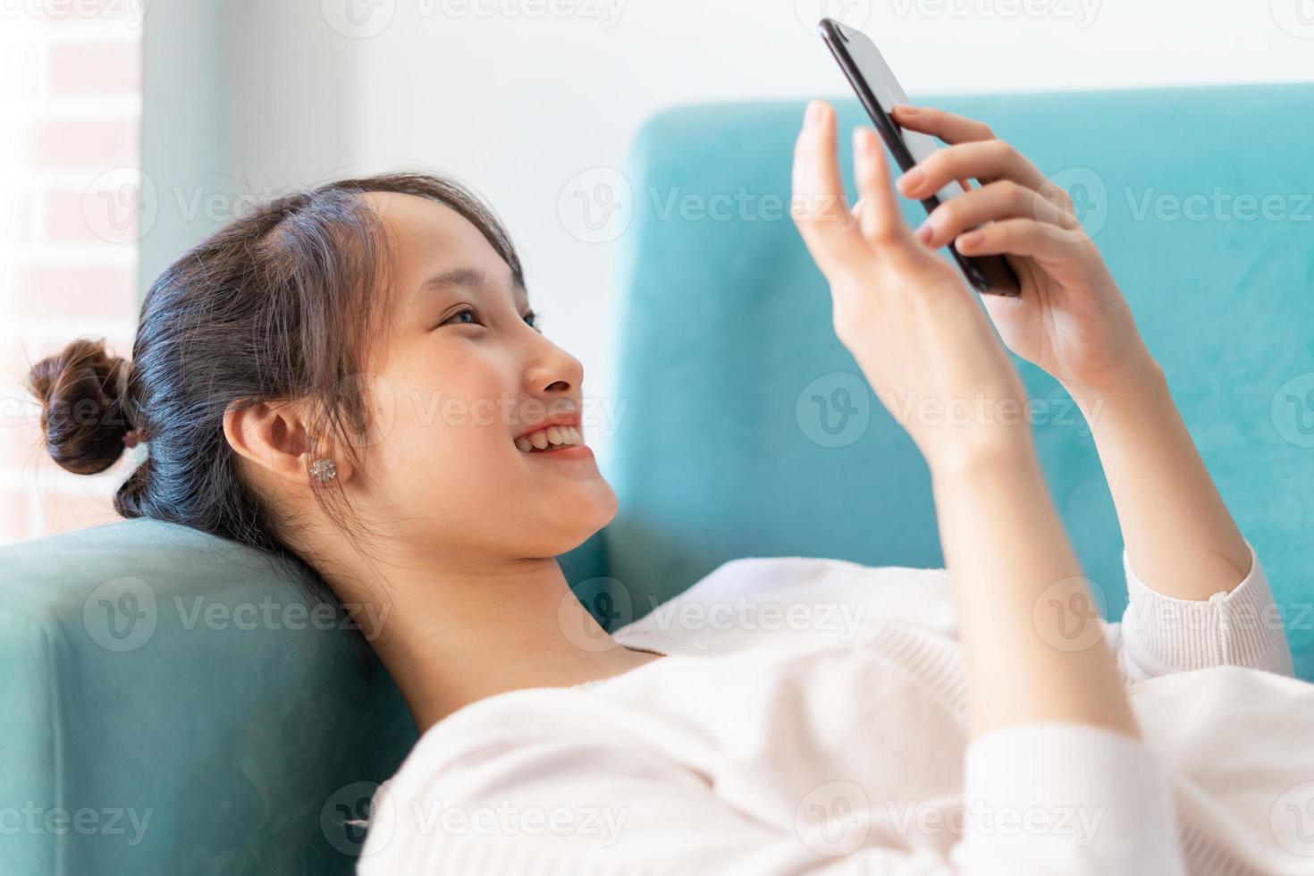 portrait de femme asiatique à la maison, sur un canapé photo