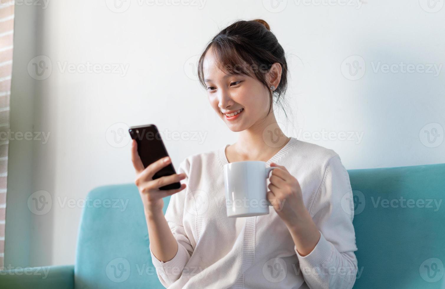 portrait de femme asiatique à la maison, sur un canapé photo