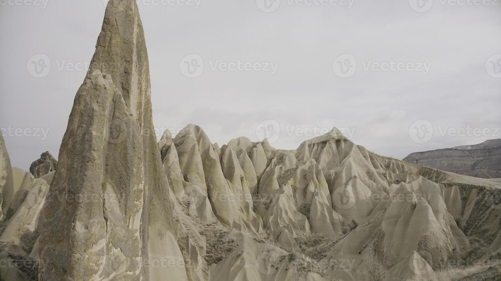 magnifique paysage sur sablonneux montagnes. action. magnifique canyon avec sablonneux montagnes et rochers. Montagne piliers fabriqué de blanc pierre avec sablonneux pistes photo