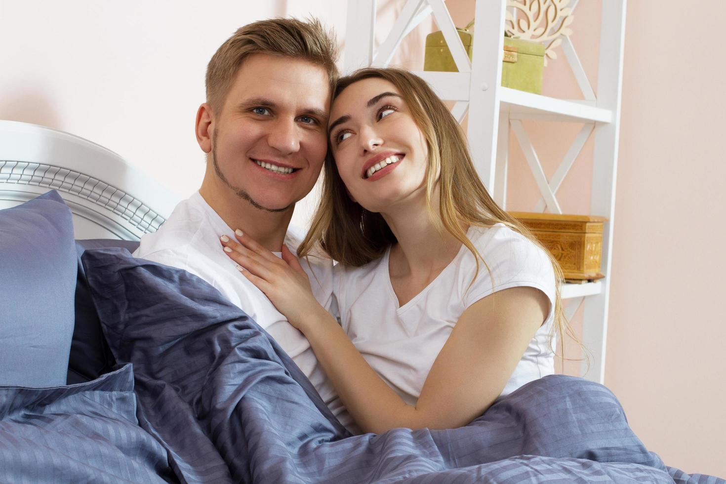 couple mignon se détendre sur le lit et s'embrasser, concept d'amour et de relations photo