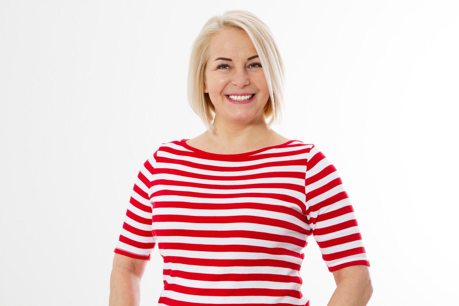 sourire mignon femme d'âge moyen dans des vêtements décontractés portrait, femme avec une peau propre et des dents blanches sur blanc photo