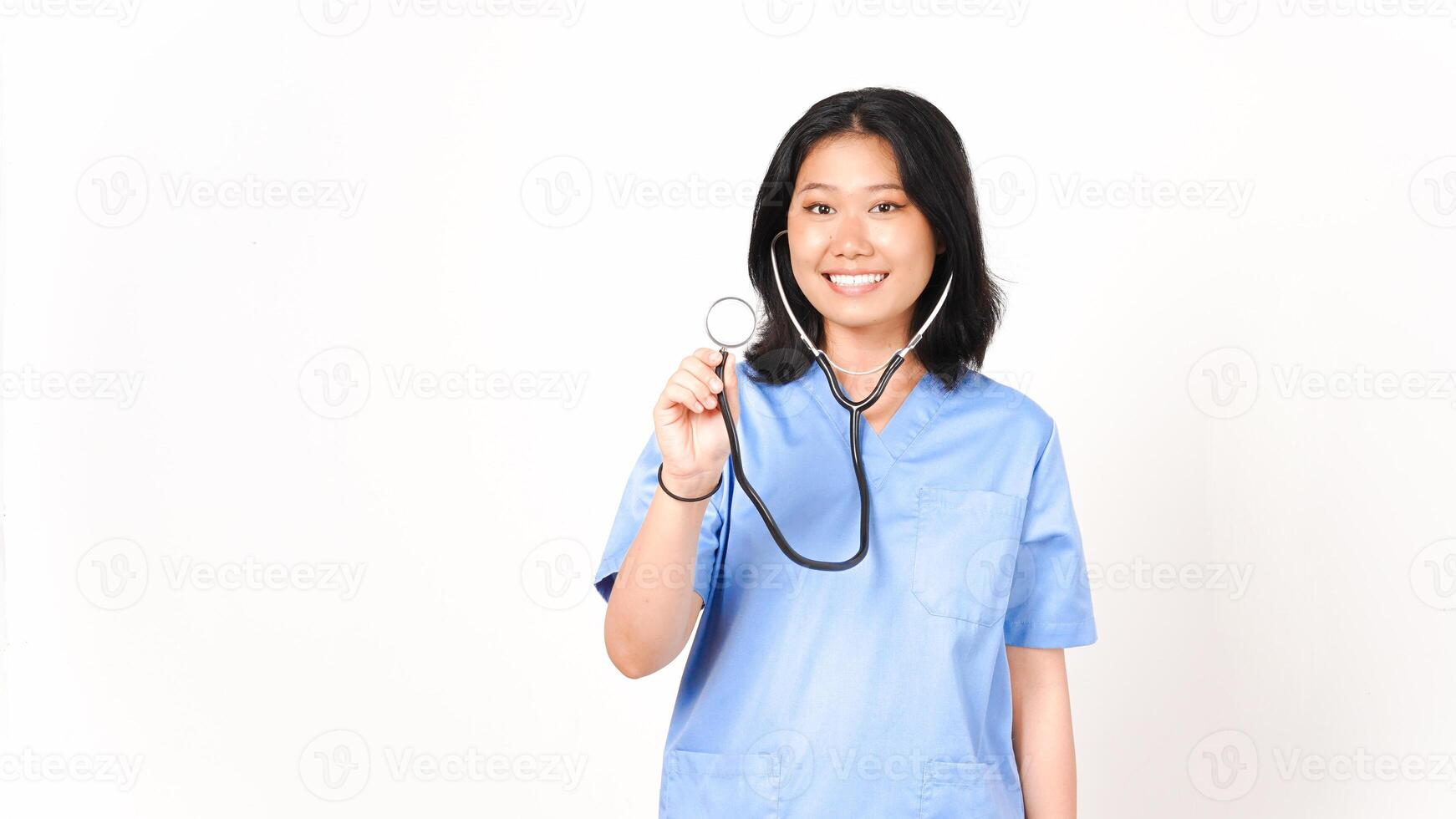 Jeune asiatique femelle médecin sourire et en portant le stéthoscope isolé sur blanc Contexte photo