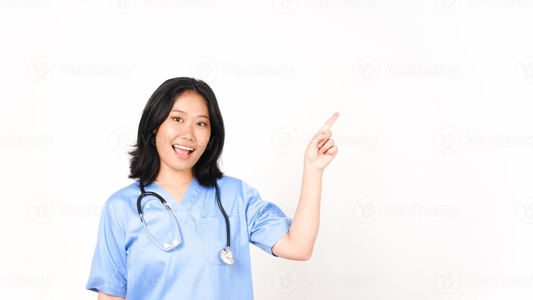 Jeune asiatique femelle médecin montrer du doigt côté copie espace isolé sur blanc Contexte photo