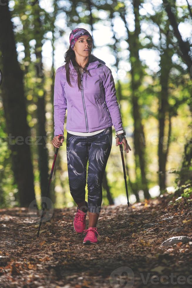 fille sportive pratiquant la marche nordique photo