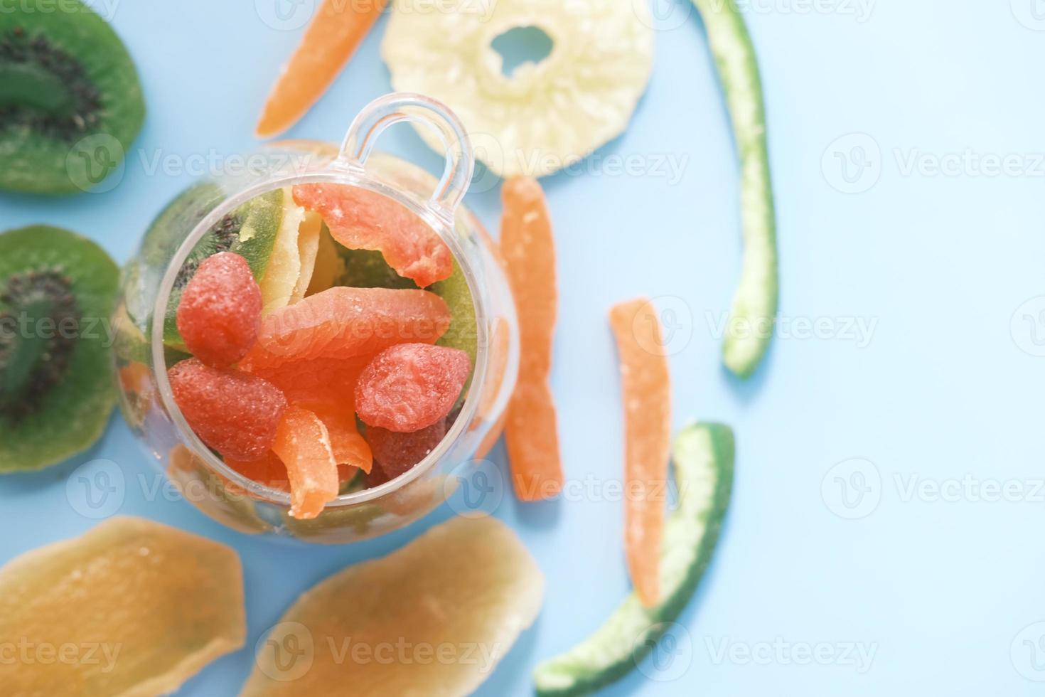 fruits secs et baies sur fond bleu photo