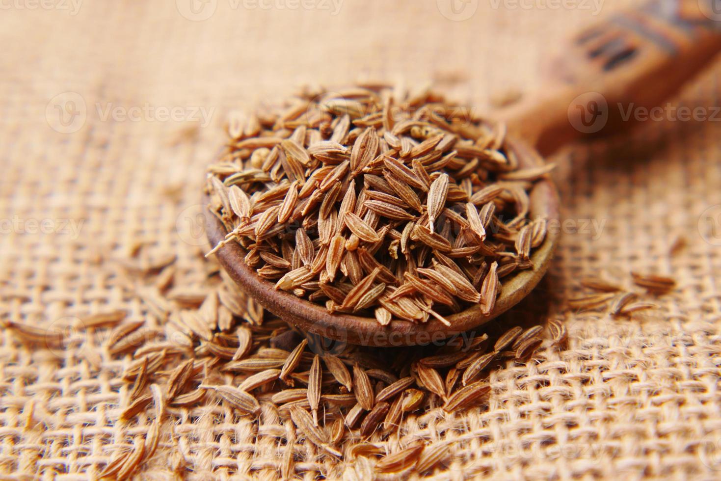 graines de cumin sur cuillère sur table , gros plan photo