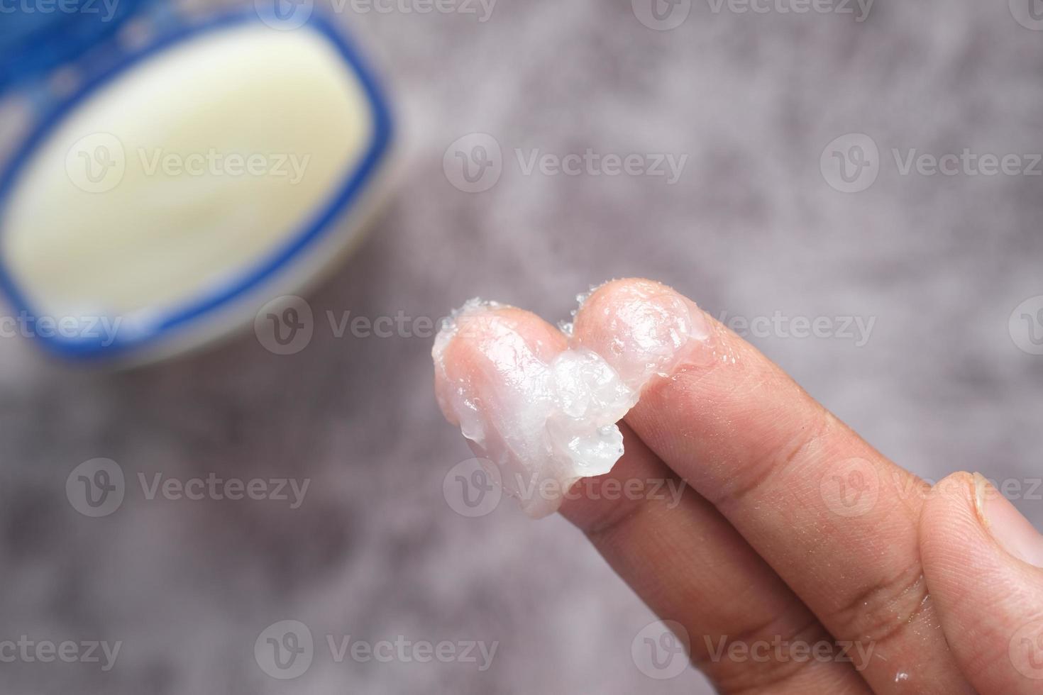 gros plan de la main de l'homme à l'aide de vaseline photo