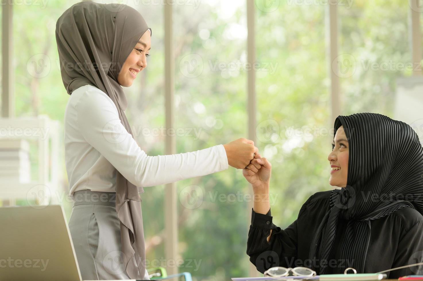 femme d'affaires arabe portant le hijab travaille au bureau photo