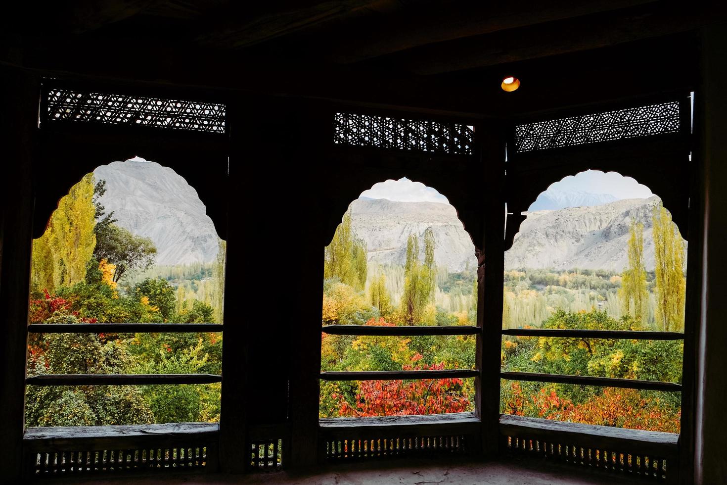 ghanche, pakistan, 2017 - feuillage coloré dans la forêt. vue depuis le palais du fort de khaplu, célèbre destination touristique. gilgit baltistan en automne. photo