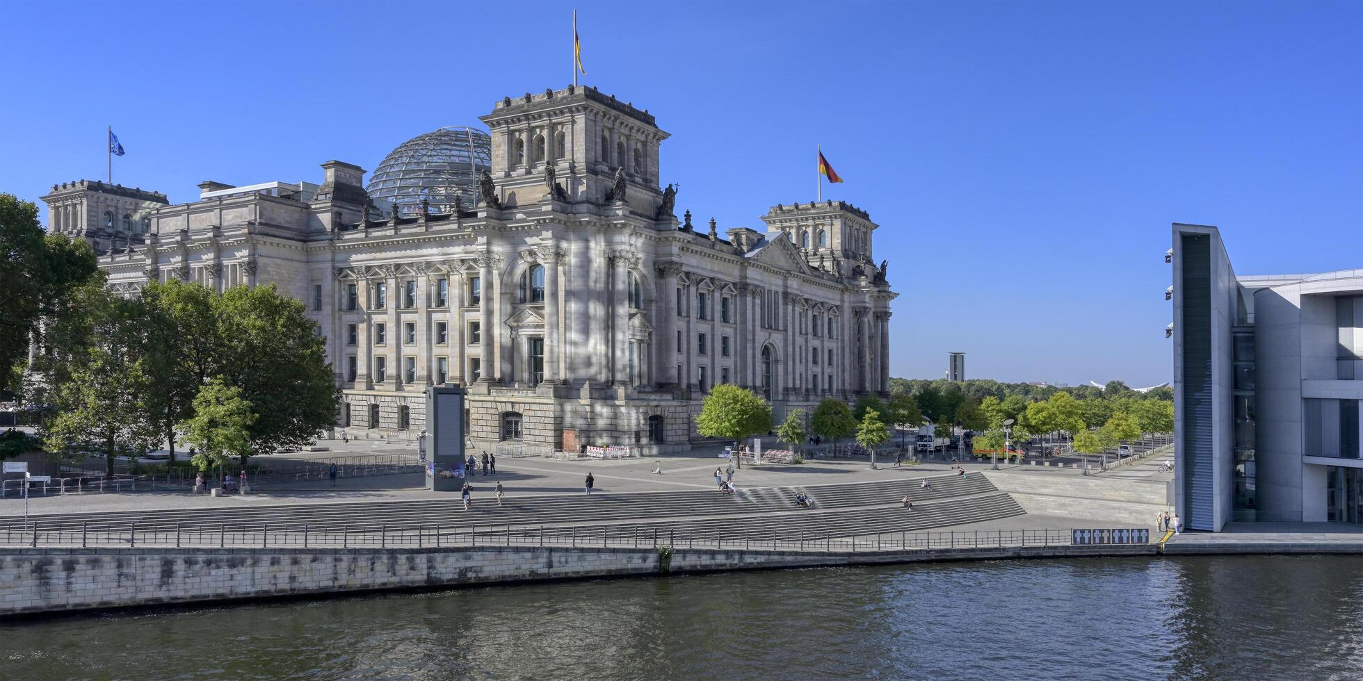 Berlin, Allemagne, 2021 - Reichstag bâtiment et Paul Loebe maison le long de le fête rivière, allemand Bundestag, gouvernement district, jardin Tiergarten, Berlin, Allemagne photo