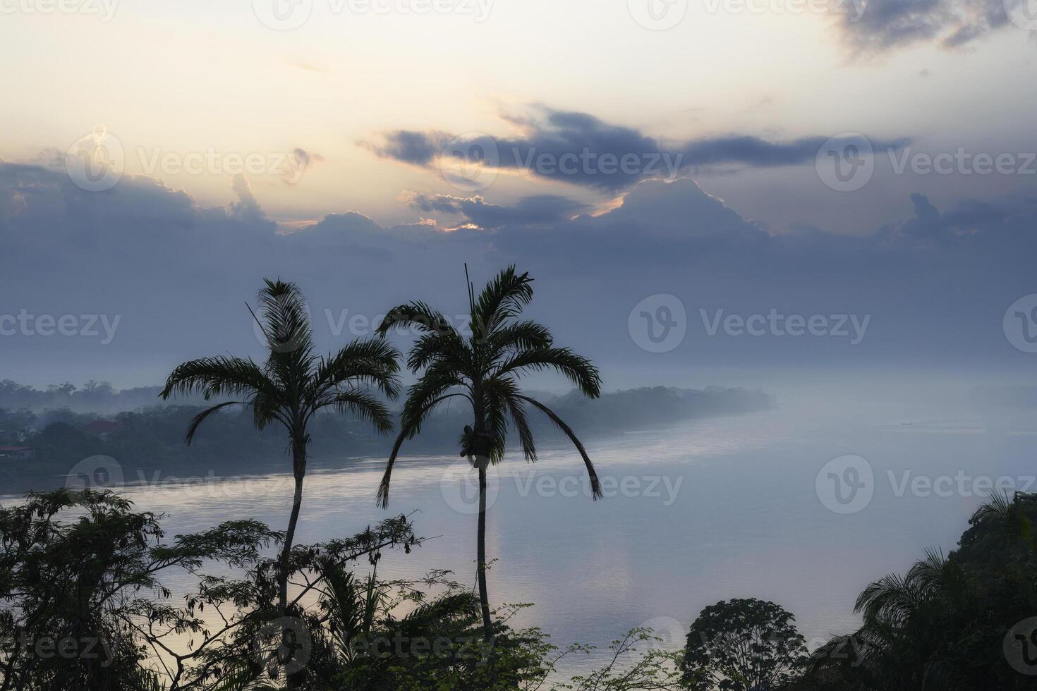 magnifique vue plus de madre de dios rivière à coucher de soleil, puerto maldonado, Pérou photo