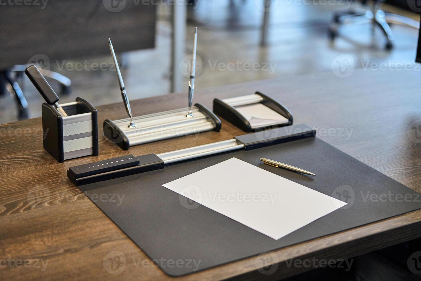 lieu de travail de bureau moderne dans une grande entreprise. table de travail confortable avec papeterie, chaise d'ordinateur en cuir. patron, chef, superviseur ou chef de lieu de travail de l'entreprise. photo