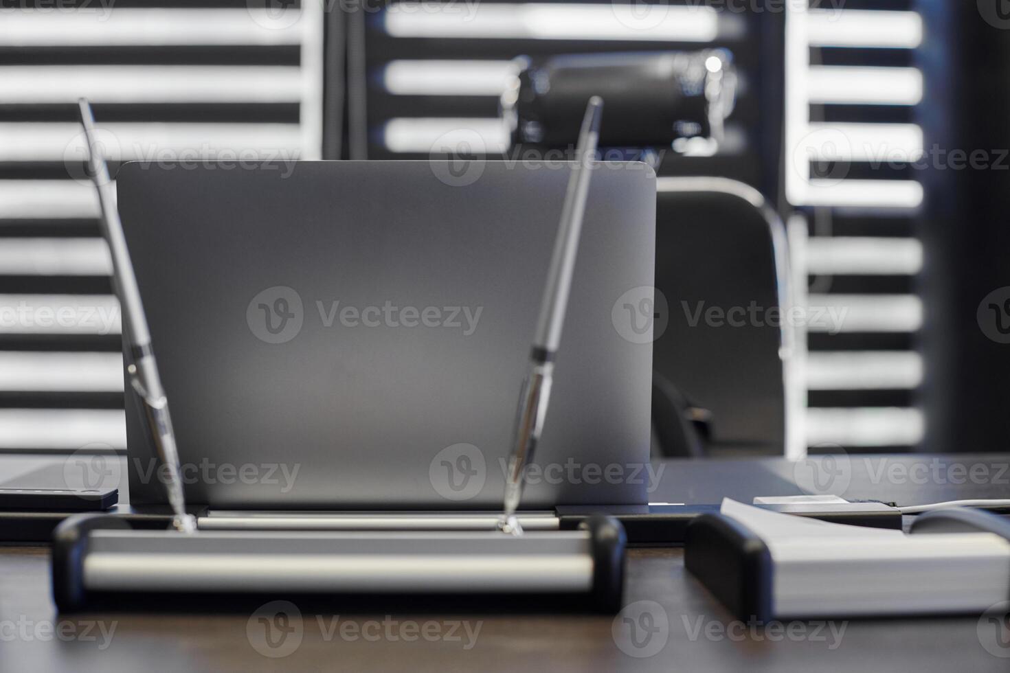ordinateur portable au travail de bureau. lieu de travail professionnel pour le chef, le patron ou d'autres employés. cahier sur la table de travail. photo