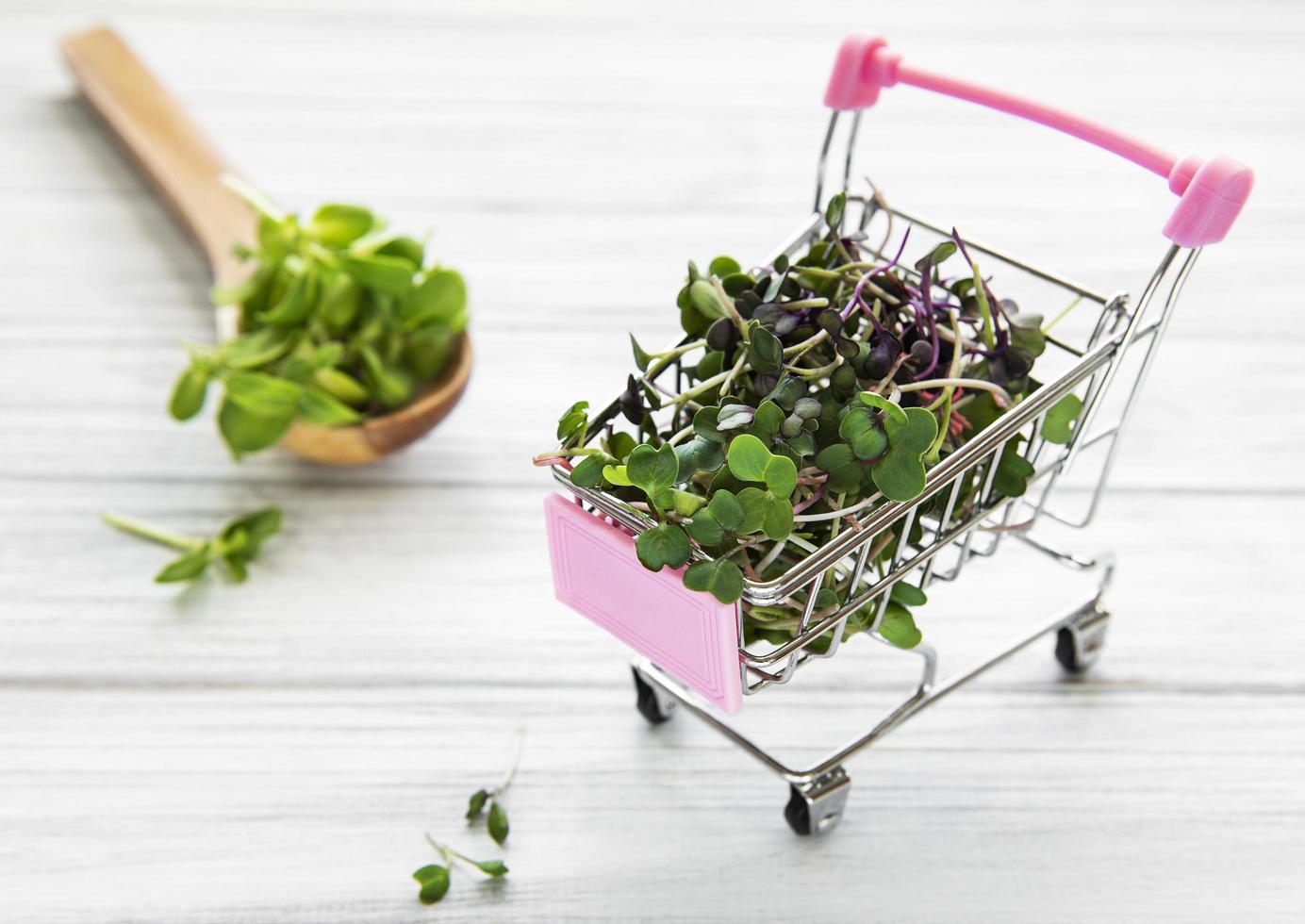 micro verts dans le panier sur fond en bois. différents types de micro-pousses à vendre. concept d'alimentation saine photo