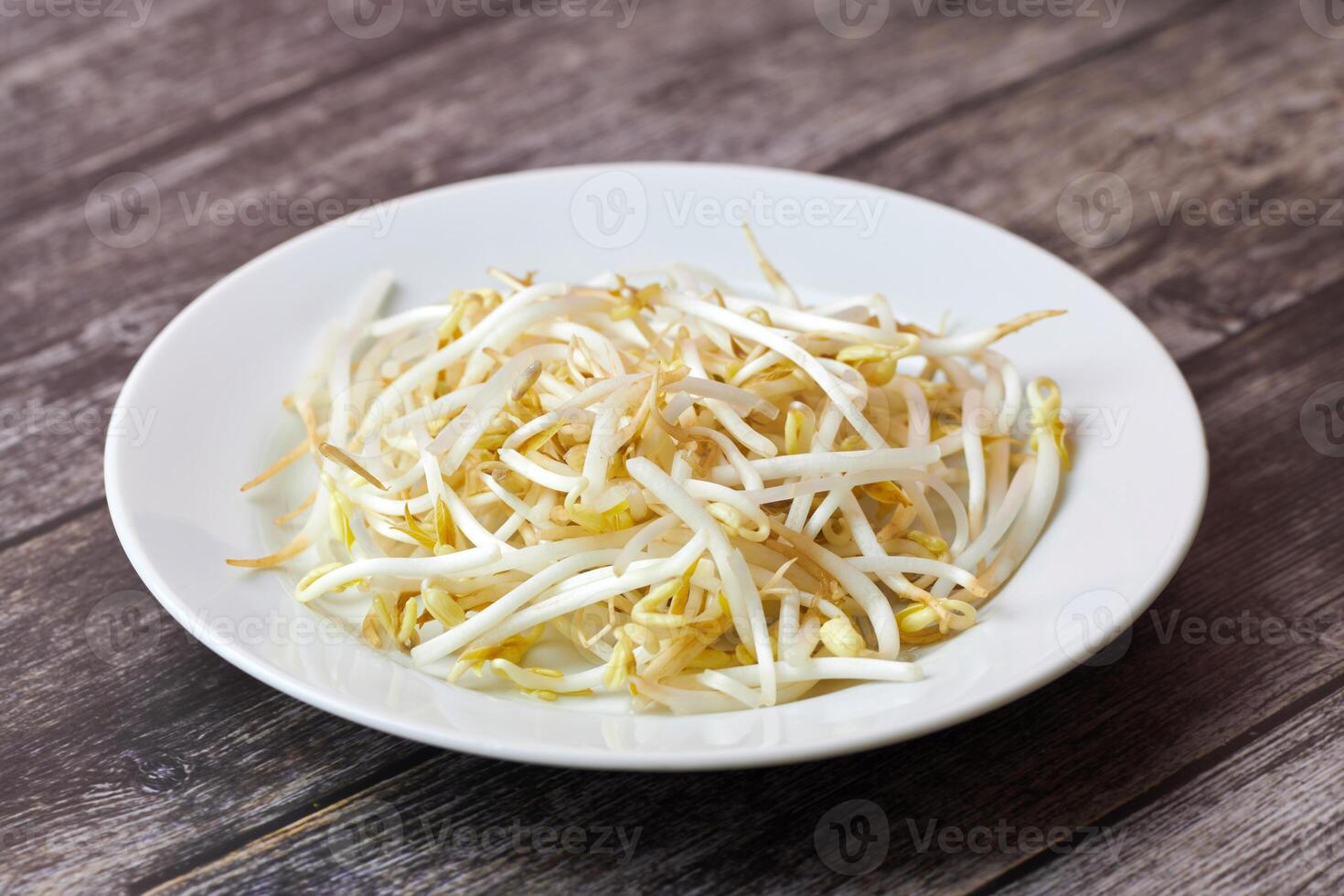 germes de haricot mungo dans l'assiette. aliments sains biologiques crus. plat de légumes traditionnel en asie de l'est. photo