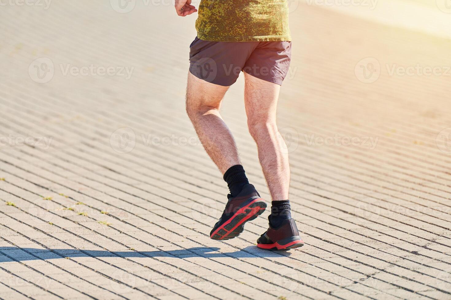 homme qui court sur la route photo