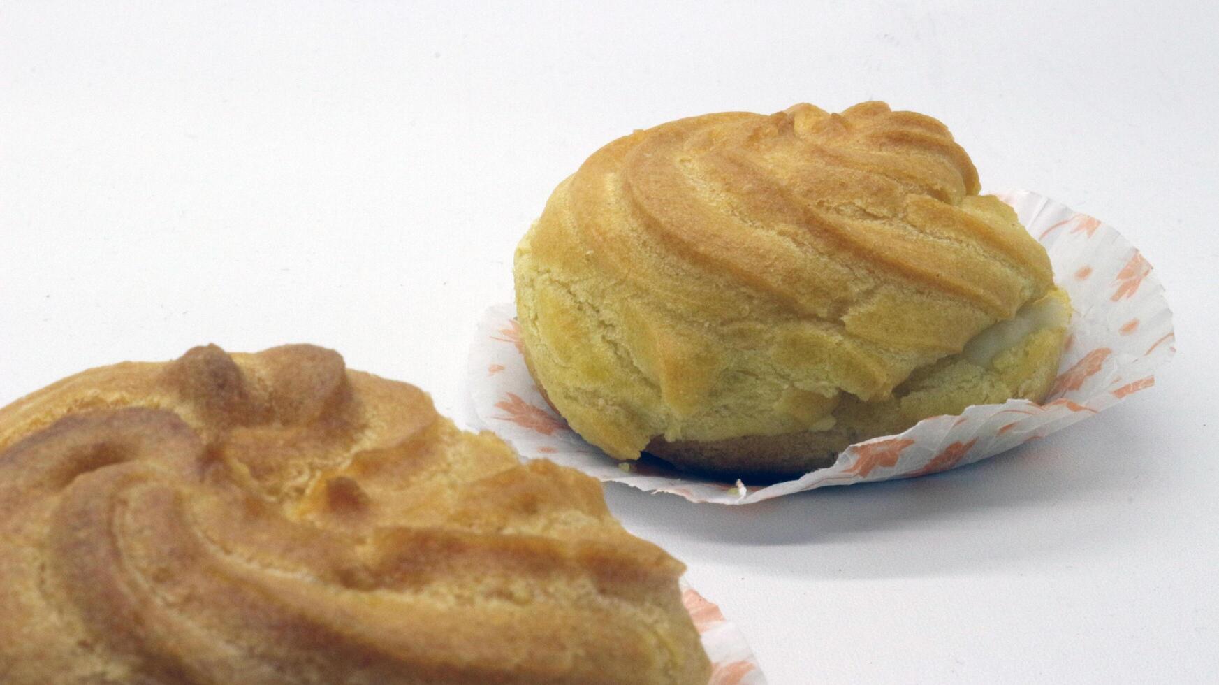 deux traditionnel gâteau crème bouffées photo