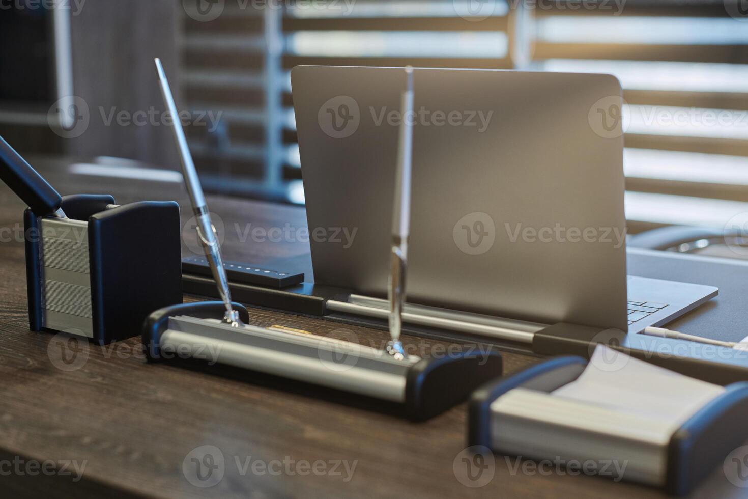 lieu de travail de bureau moderne. ordinateur portable professionnel sur le lieu de travail pour le chef, le patron ou d'autres employés. cahier sur la table de travail. bureau grande société. lumière à travers les stores à moitié ouverts photo