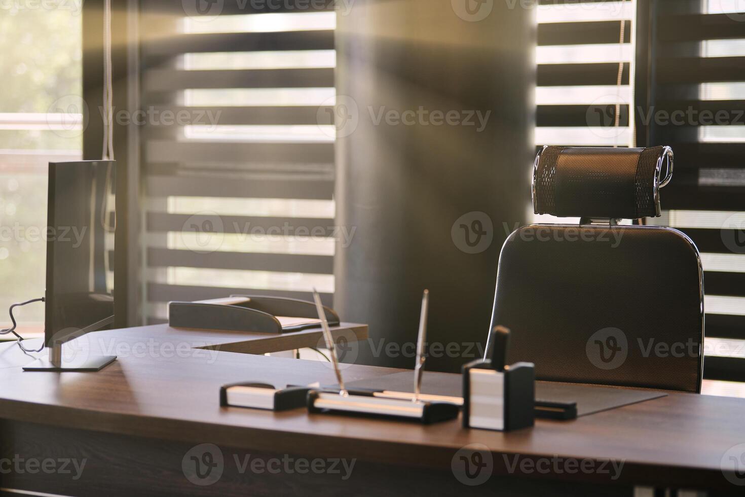 lieu de travail de bureau d'affaires. la lumière du soleil sur le lieu de travail pour le chef, le patron ou d'autres employés. table et chaise confortable. lumière à travers les stores à demi ouverts photo