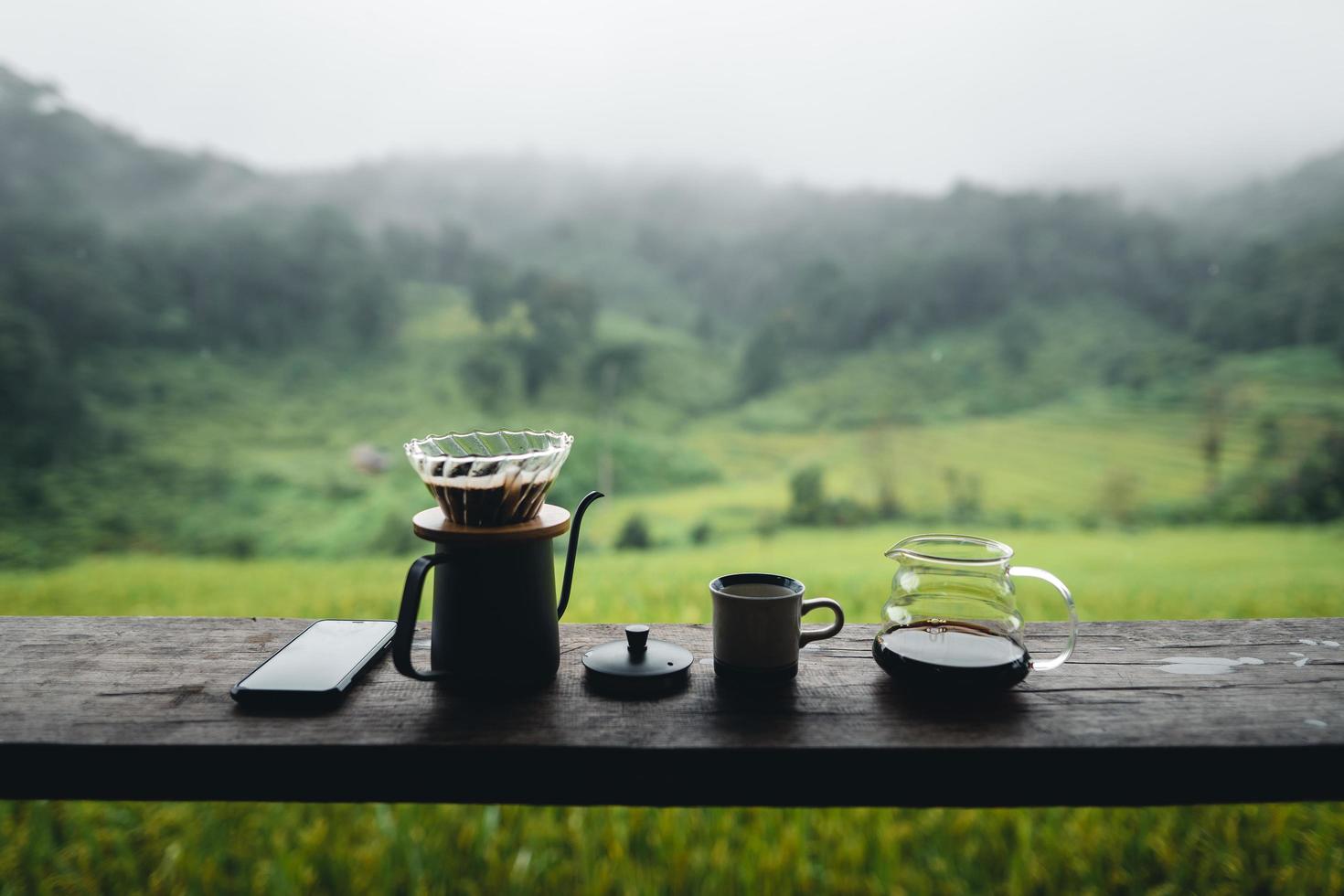 cafetière goutte à goutte sur table en bois photo