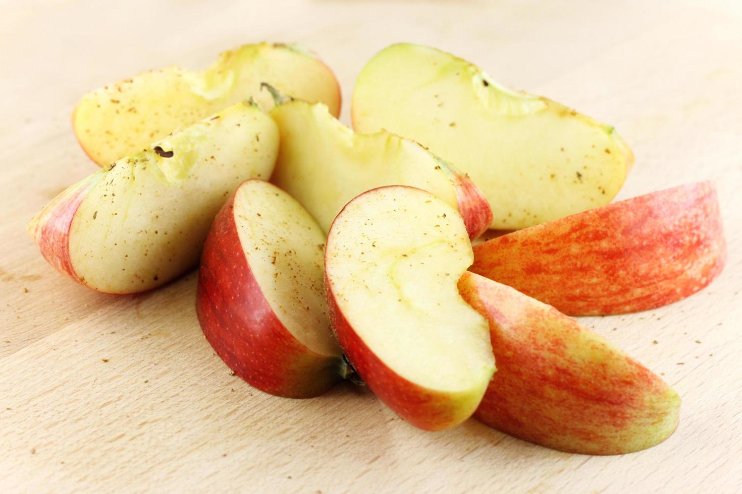 tranches de pomme sur un bureau en bois photo