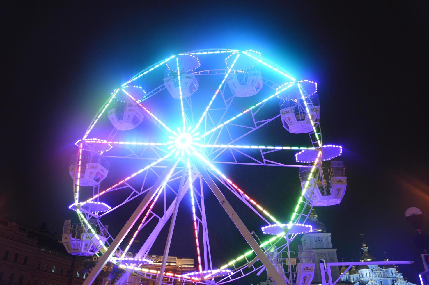 grande roue illuminée du nouvel an photo