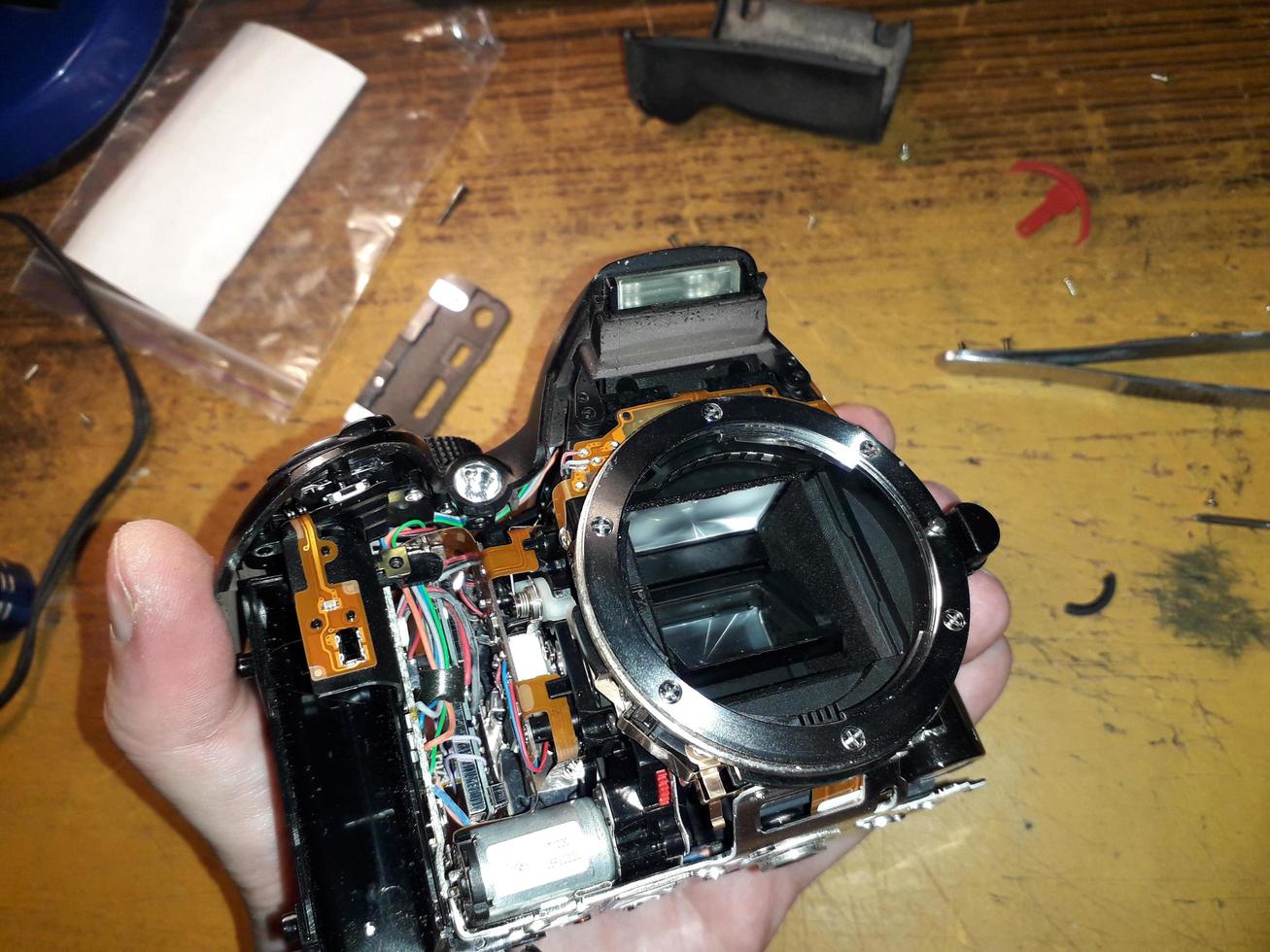 réparation d'un appareil photo reflex numérique, microélectronique