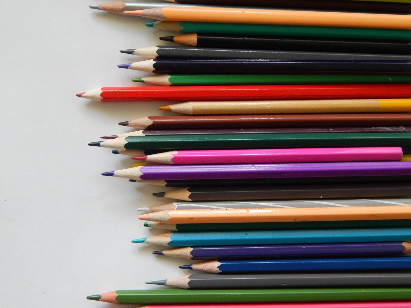 crayons multicolores sur fond blanc photo