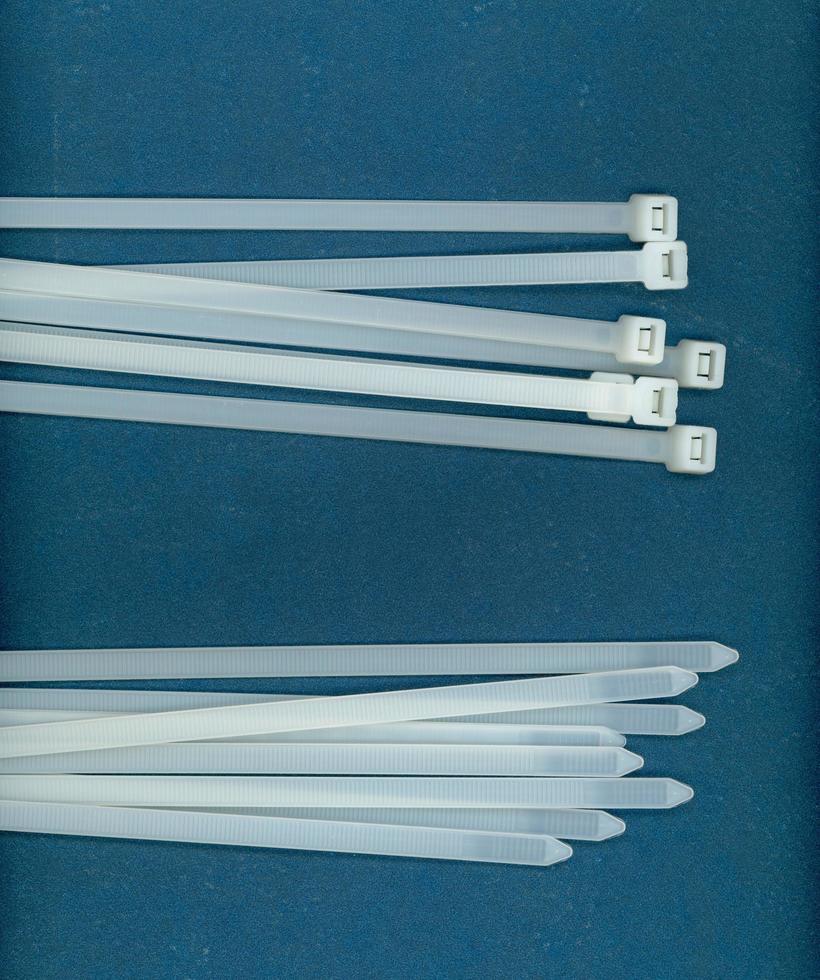 attache de câble blanche aka attaches de tuyau ou attaches zippées photo