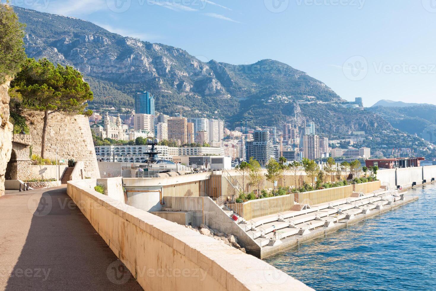 monte carlo promenade dans de face de le mer. bleu ciel sur paysage paysage marin. concept de voyage, aventure, liberté. photo