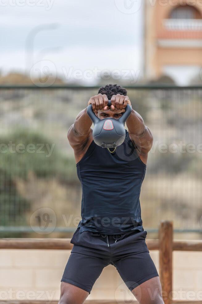 en forme sportif performant kettlebell balançoire exercice pendant faire des exercices photo