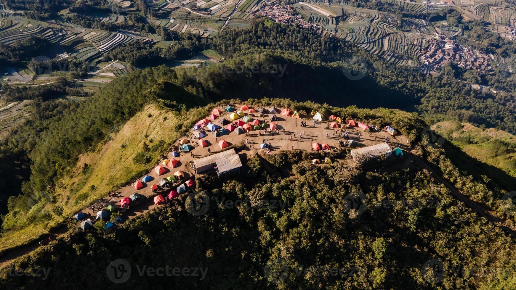 aérien vue de le de pointe de monter andong dans magelang dans le Matin. vous pouvez voir grimpeurs camping entre le Montagne pistes photo
